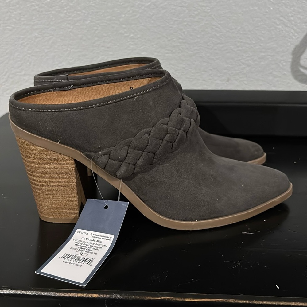 Universal thread heeled boots